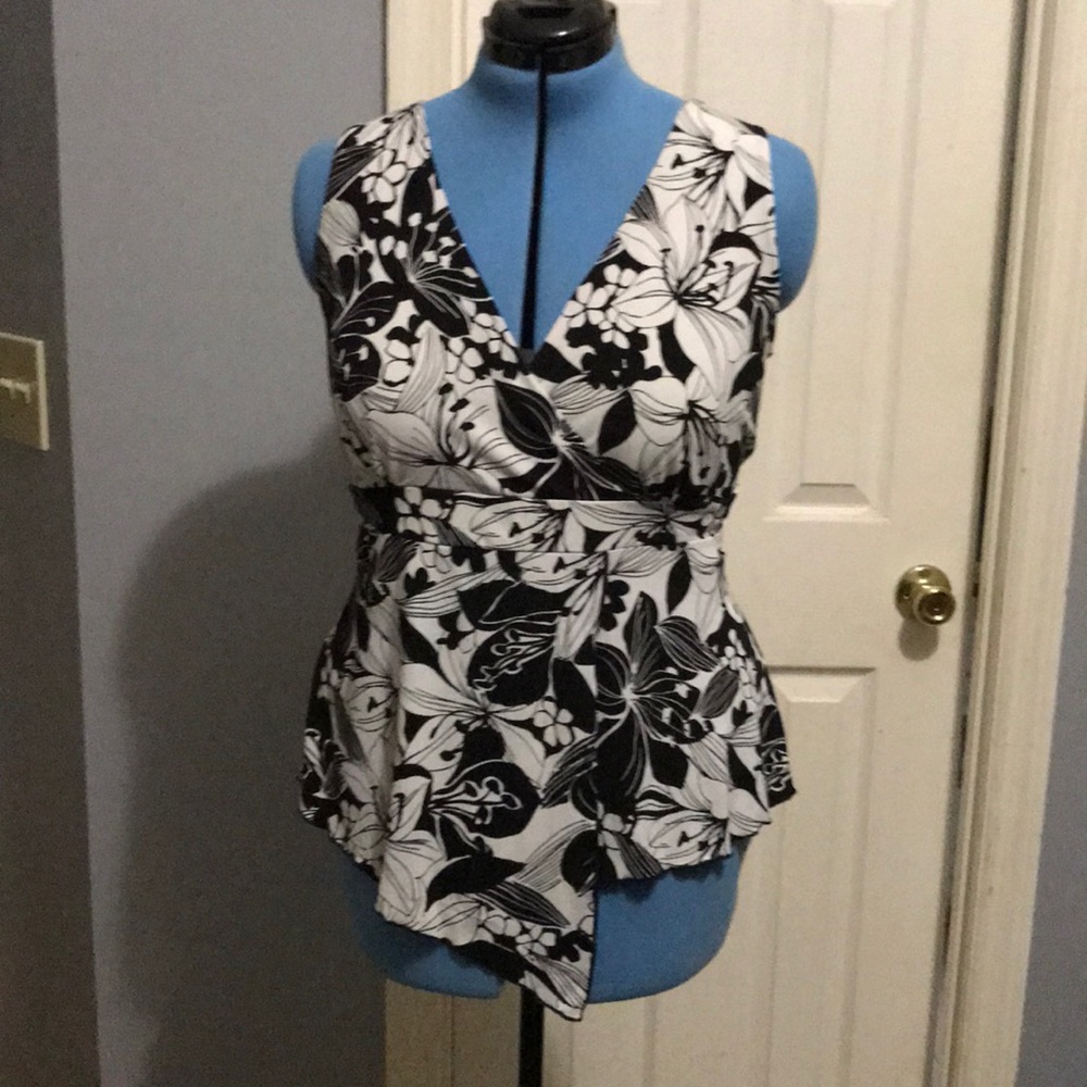 Black and White V-neckline j.t.b blouse